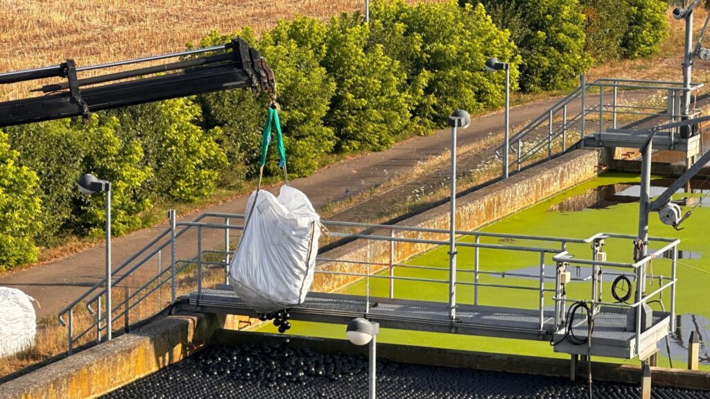 Schwimmende Bird Balls™ Abdeckkugeln auf der Wasseroberfläche eines Klärbeckens, die Vögel fernhalten, Algenbildung verhindern und die Wasserqualität verbessern. Ideal für den Einsatz in der Abwasserwirtschaft zur Effizienzsteigerung und Kostensenkung.