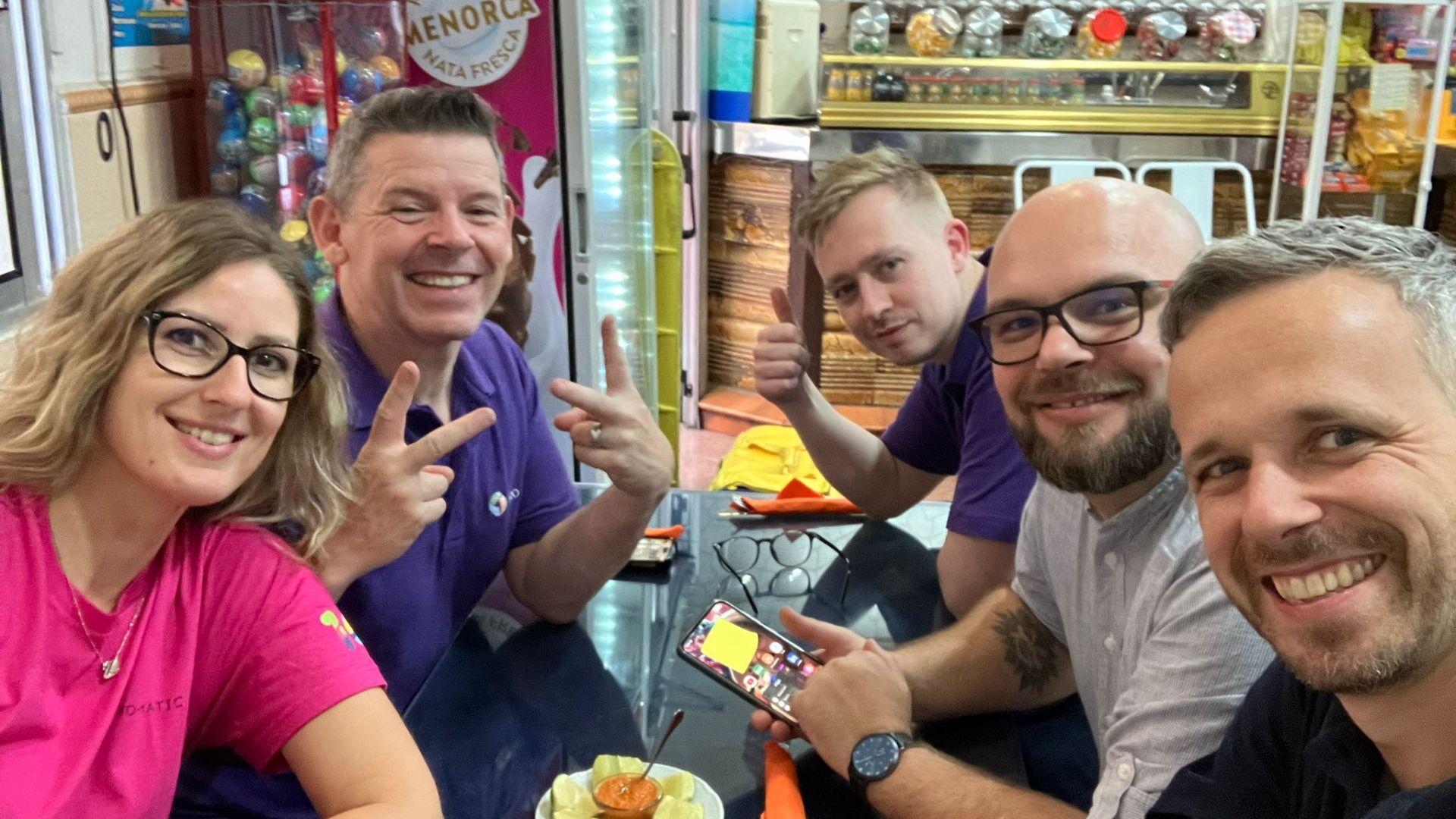 Das Euro-Matic Team beim gemeinsamen Abendessen in Barcelona während der IAAPA Expo Europe 2025 – gute Stimmung nach einem erfolgreichen Messetag.